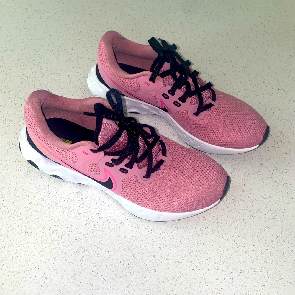 8.5 Nike Renew Pink sneakers